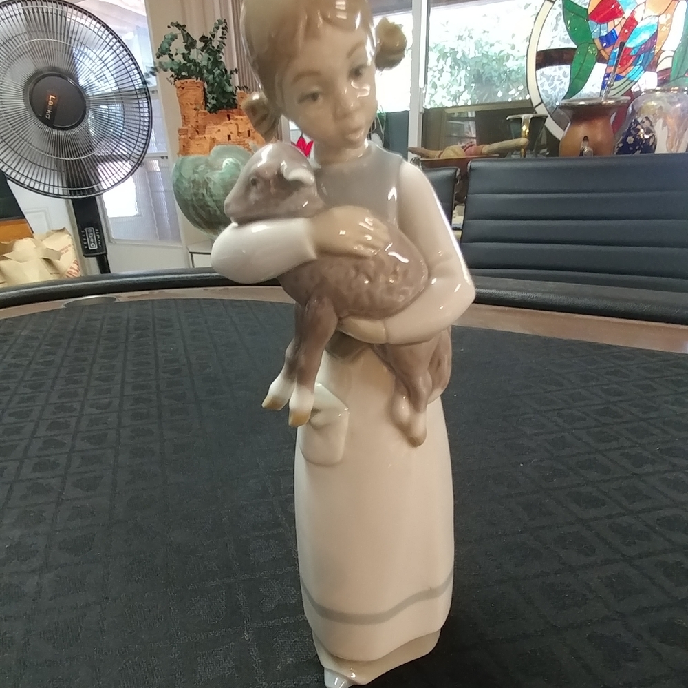 Lladro Girl with Lamb #1010 Sculpture